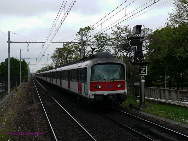 Der unmodernisierte RATP RER(S-Bahn)-Triebzug M.15142 ist unterwegs auf der Pariser RER-Ligne A.
Er gehrt zur RATP-Reihe M15.000 (Typ MS61). Die RATP (Pariser Verkehrsbetriebe) haben die Reihe von 1967-1980 in Dienst gestellt.
Nanterre-Ville
05.05.09