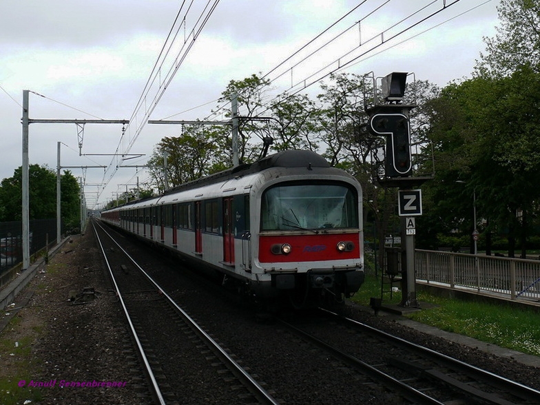 Der unmodernisierte RATP RER(S-Bahn)-Triebzug M.15142 ist unterwegs auf der Pariser RER-Ligne A.
Er gehrt zur RATP-Reihe M15.000 (Typ MS61). Die RATP (Pariser Verkehrsbetriebe) haben die Reihe von 1967-1980 in Dienst gestellt.
Nanterre-Ville
05.05.09