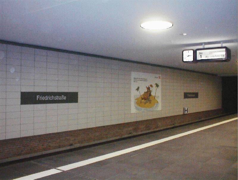 Der unterirdische S-Bahnsteig des Bahnhofs Friedrichstrasse wurde im Jahre 2002 aufwendig modernisiert. Nun prsentiert er sich in khlen Grau-Tnen.