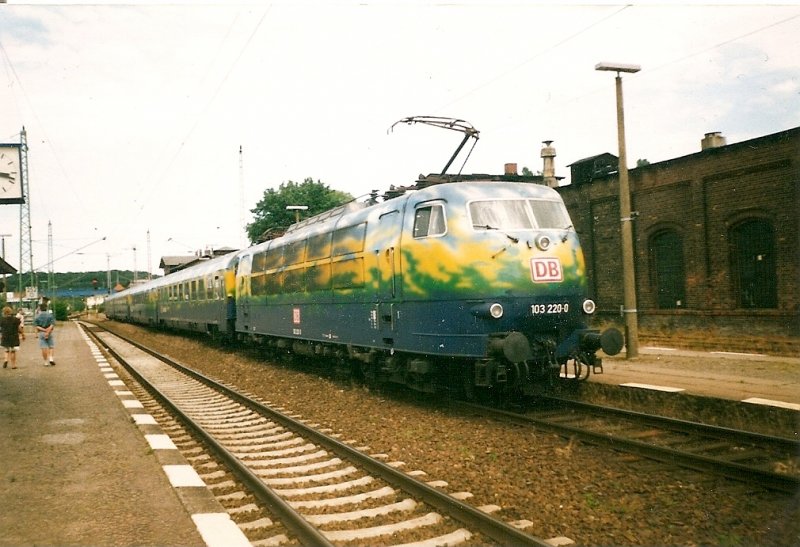 Der Urlaubsexpress mit der bekannten 103 220.Die Aufnahme entstand am ersten Tag 1998 als der Zug das erstemal nach R�gen kam.Damals endete und begann der Zug in Bergen/R�gen.