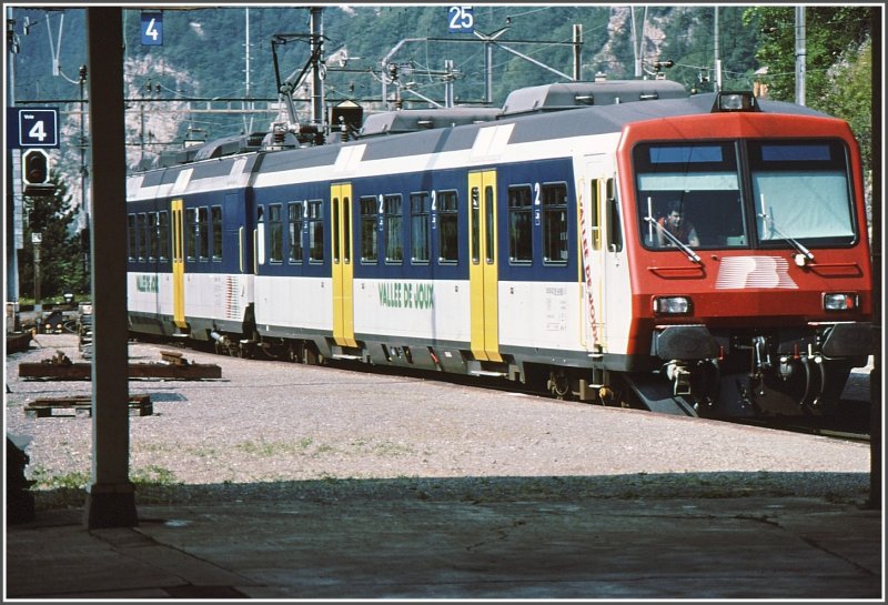 Der Valle de Joux RBDe 560 Pendel, dieses Mal als Farbvariante in Vallorbe. (Archiv 08/94)