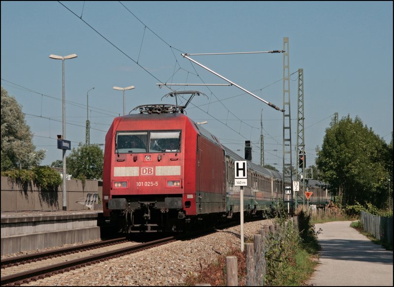 Der Verkehr wurde auf Gleis 3 umgeleitet. 101 025 schleicht mit dem IC 85  MICHELANGELO , Mnchen Hbf - Rimini, durch Brannenburg. (11.07.2008)