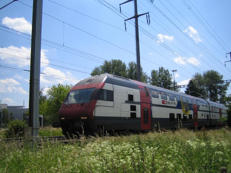 Der versptete IC 923 bei der Durchfahrt in Oberwintertur nach Romanshorn am 11.6.05.