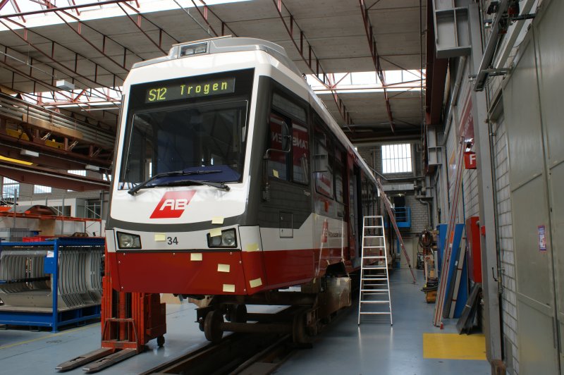 Der Verunfallte Be 4/8 der AB (TB) in den Montagehallen der Stadler Rail, aufgenommen anlssig der Generalversammlung des Vereins Rollmaterialverzeichniss Schweiz (25.04.2009).