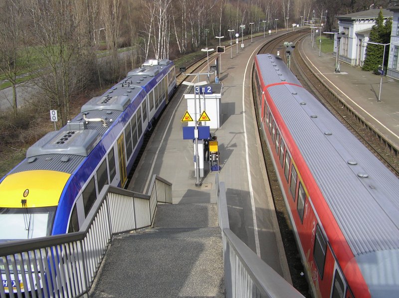 Der Vienenburger Bahnhof (der lteste) von der Brcke ausgesehen. Links sieht man den HarzElbeExpress nach Halle(Saale) Hbf. Rechts die RegionalBahn nach Bad Harzburg. 