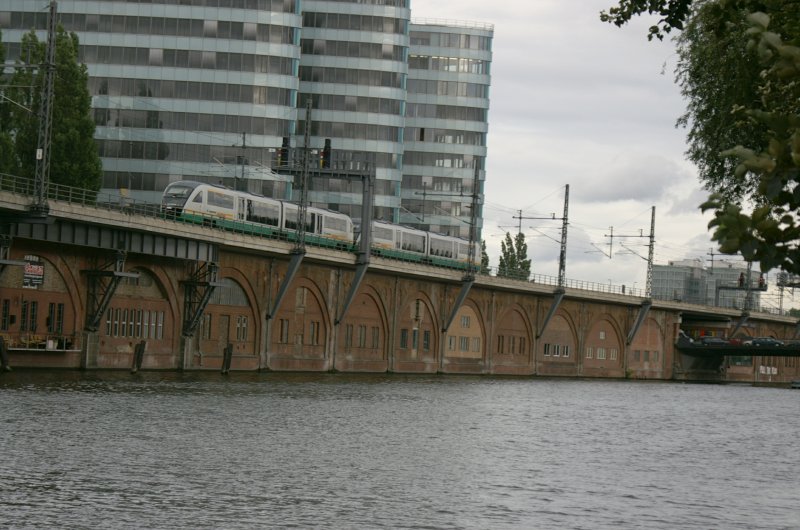 Der Vogtlandexpress mit den beiden Desiro VT06 und VT08 am 30.08.06 zwischen Alex und Ostbahnhof.