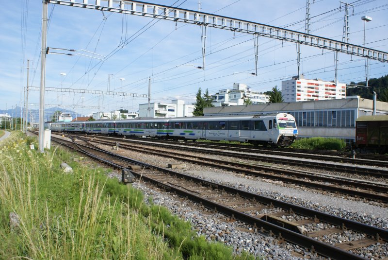 Der Voralpen-Express fhrt am 5.7.08 in Pfffikon SZ ein.