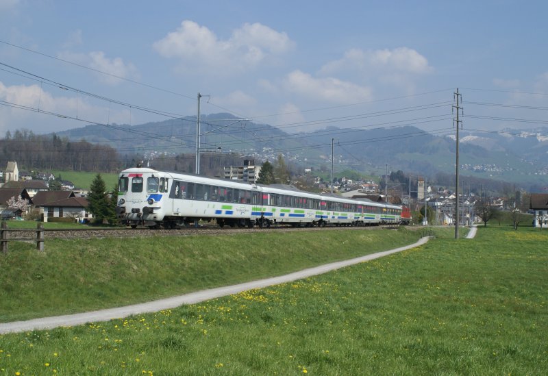 Der Voralpen-Express IR 2423 am 9. April 2007 unterwegs bei Uznach.