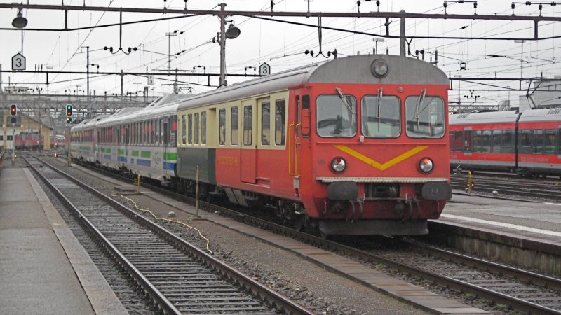 Der Voralpenexpress IR 2423 nach Romanshorn verlsst am 29. Mrz 2009 den Bahnhof Rapperswil. Der Zug wird von einer Re 4/4 II (11205) gezogen, hinten befindet sich ein BDt.