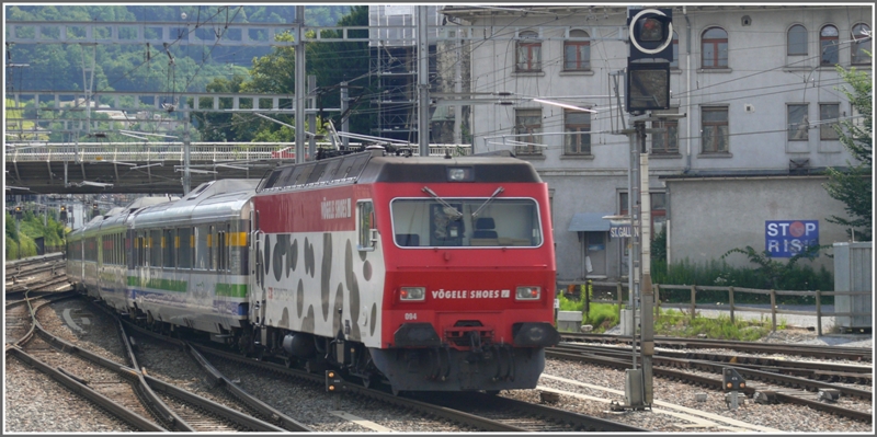 Der Voralpenexpress mit Re 456 094 fhrt aus St.Gallen Richtung Herisau ab. (09.07.2009)