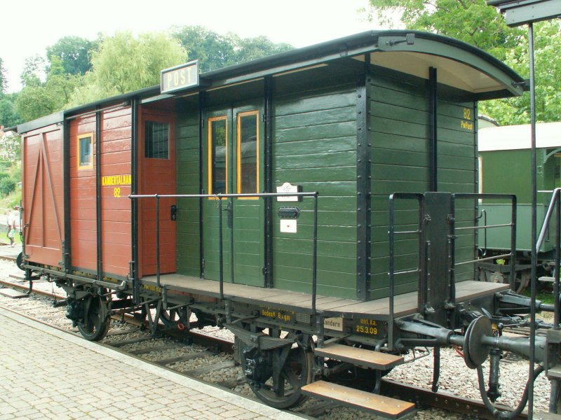 Der vorbildlich wieder restaurierte Post/Packwagen PwPost 82 von 1894 am 12.07.09 in Kandern.