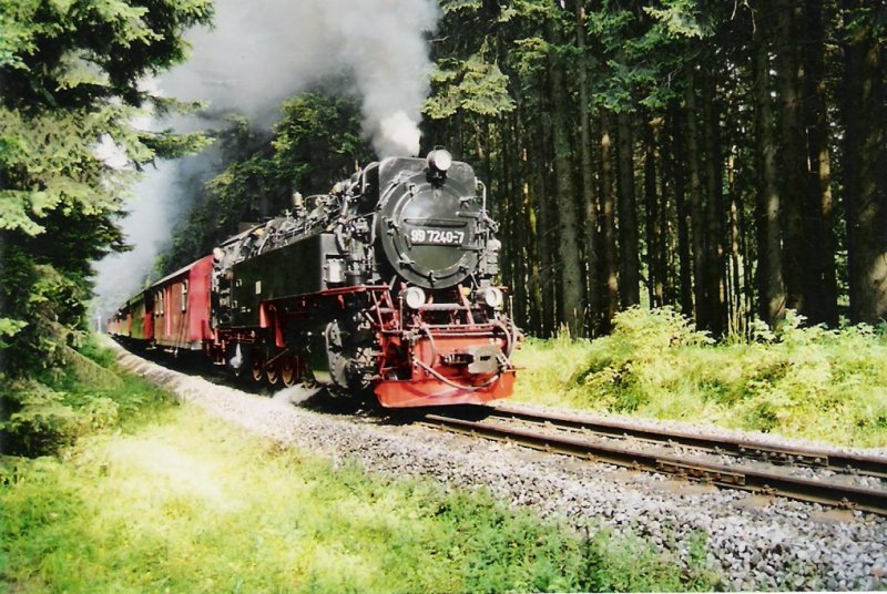 Der Vorletzte Zug des Tages hat gerade Drei Annen Hohne verlassen und nimmt mit Vollgas den Streckenabschnitt nach Schierke in Angriff.
Juli 2006, Zuglok ist die 99 7240 wie man ja sieht :-)