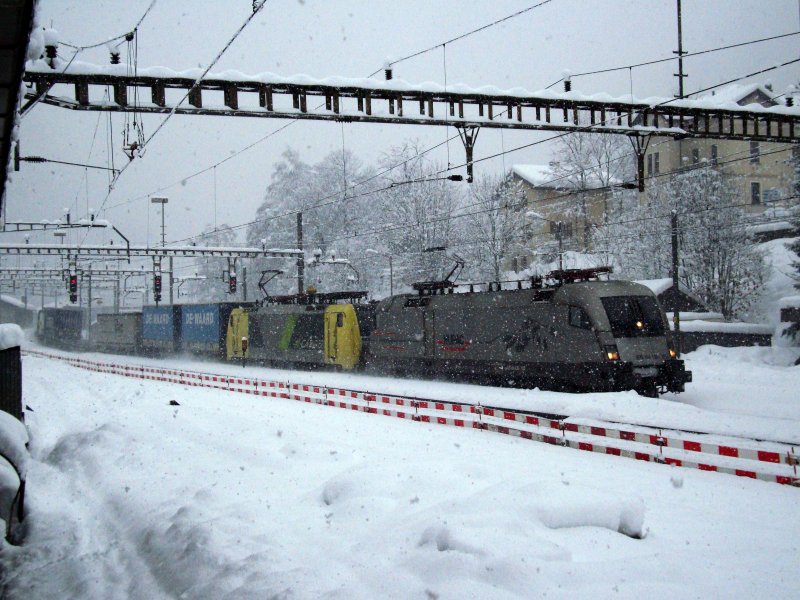 Der VOS-Zug kmpft sich mit Hupac-Taurus und E 189 der NC AM 10.12.2008 durch die Schneemassen von Faido.