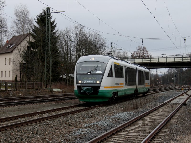 Der VT 02 der Vogtlandbahn am 23.02.2009 bei der Einfahrt in Hochstadt. 