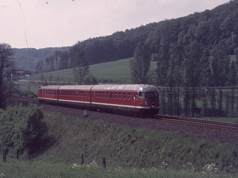 Der VT 12 fhrt seinem nchsten Halt Bad Driburg entgegen.
