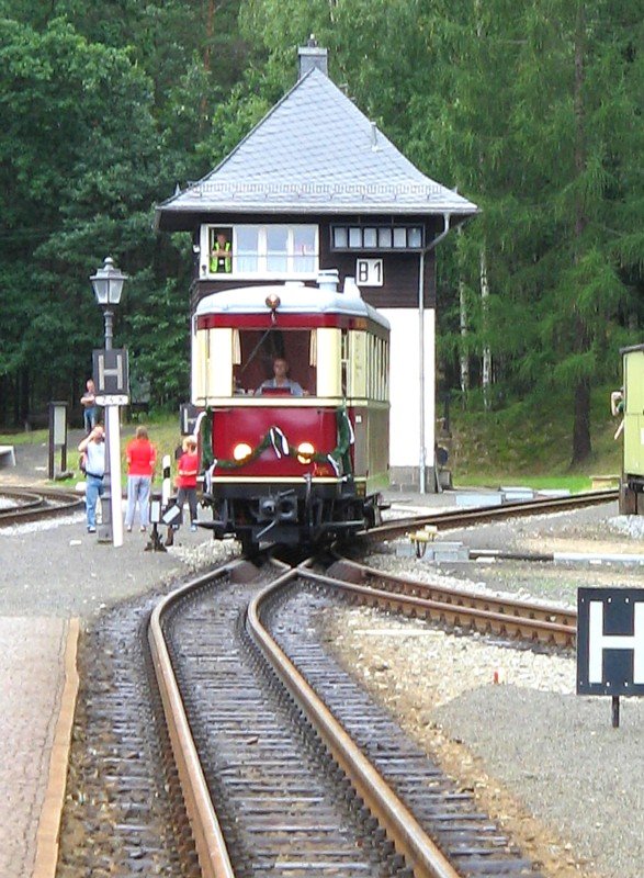 Der VT 137 322 bei der Einfahrt in den Bahnhof Bertsdorf am 11.08.07