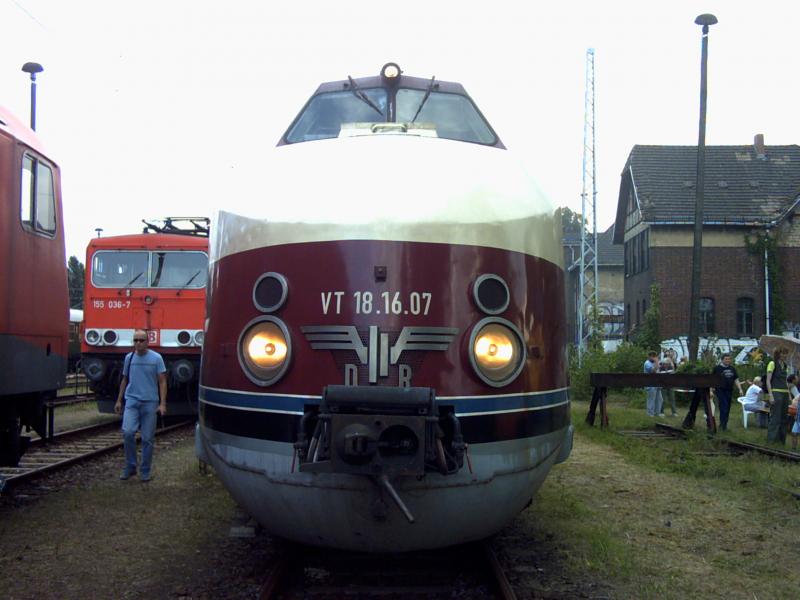 Der VT 18.16.07 aus Lichtenberg Wahr auch zu Gast auf dem Eisenbahnfest am 20.08.05 in Sch�neweide. Au�erdem konnten die Besucher auf dem Au�engel�nde noch zahlreiche Diesel- und Eloks bestaunen. Unteranderem eine 346 und eine 156 von MEG, eine 155, eine 232, eine 212 von PE Cargo, eine 212 von der OHE Sp, zwei Eloks der Br 211 und eine Elok der Br E18 und nat�rlich nicht zu vergessen die Br 119.