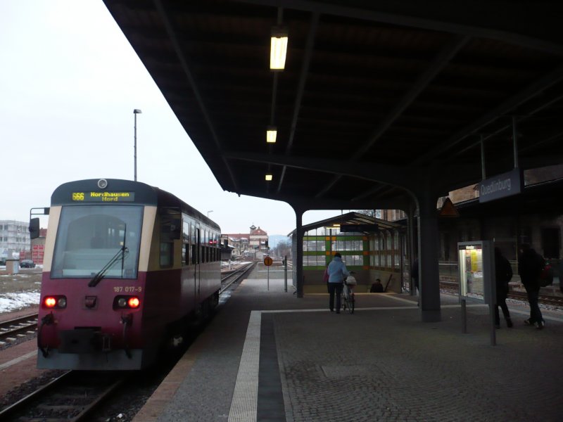 Der VT 187 der  Harzer Schmalspurbahn  (HSB) im Bf Quedlinburg. Die Strecke von hier nach Gernrode wurde im Jahr 2006 fr die HSB auf 1000mm umgespurt, um den Anschluss an die  groe  Bahn zu erhalten. Die Strecke Gernrode-Quedlinburg wurde von der DB stillgelegt.
19.02.09