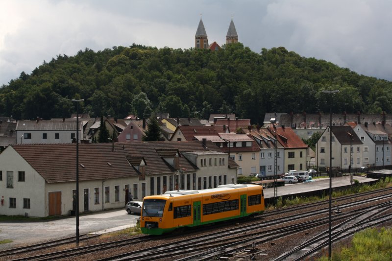 Der VT 33 der Oberpfalzbahn verlsst als RB 32213, Schwandorf-Furth i. Wald, das Bahnhofsgelnde von Schwandorf. Im Hintergrund die Klosterkirche auf dem Kreuzberg, 08.07.09