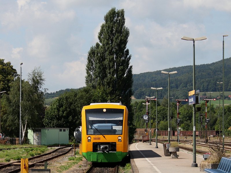 Der VT 41 der Oberpfalzbahn am 15.08.2009 bei der Einfahrt in Furt im Wald. 