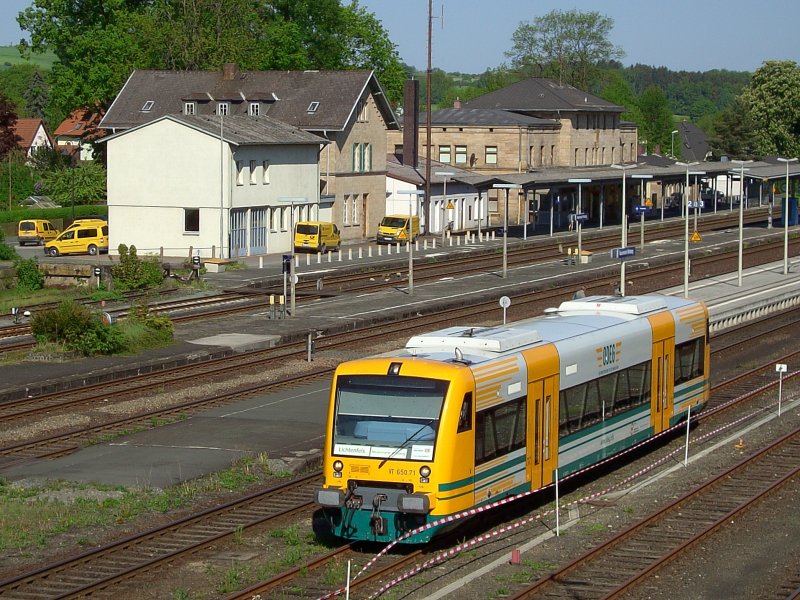 Der VT 650 071 der ODEG am 12.05.2008 bei der Ausfahrt aus Neuenmarkt-Wirsberg. 