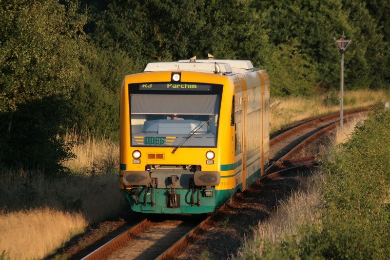 Der VT 650 der ODEG von Parchim kommt in den Bahnhof Hagenow gefahren. Im Anzeiger steht schon R3 Parchim fr die Rckfahrt. 02.07.2008