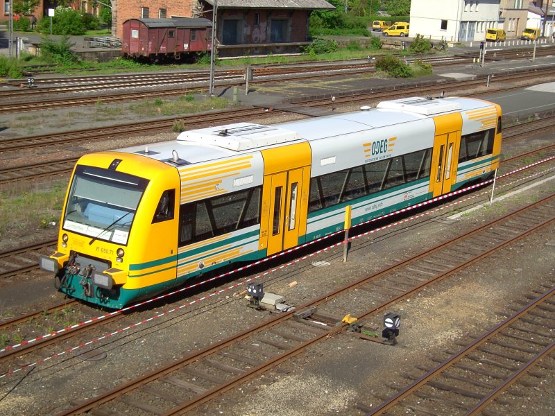 Der VT 650.71 der ODEG am 12.05.2008 bei der Ausfahrt aus Neuenmarkt-Wirsberg. 