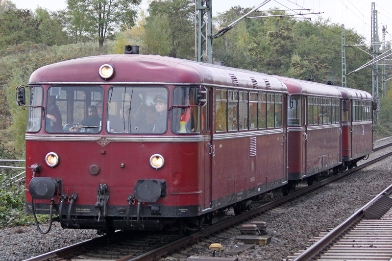 Der VT 98 bei der Einfahrt in Wuppertal Vohwinkel , am 25.10.09