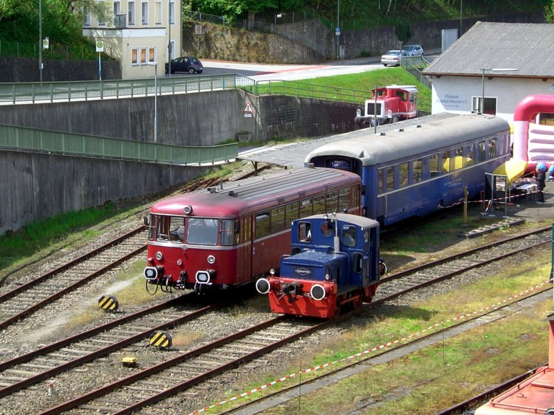 Der VT 98 und die Deutz Rangierlok der PEF am 03.05.2008 im Gelnde der Passauereisenbahnfreunde in Passau. 
