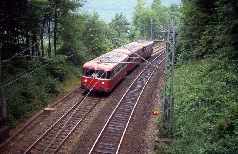Der VT 98 kurz vor der Einfahrt in den Binauer Tunnel. Juli 1989