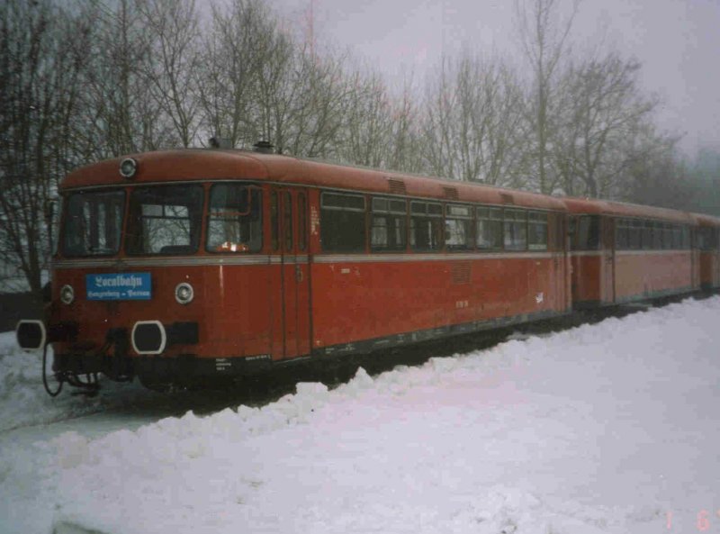 Der VT 98 der Passauer Eisenbahnfreunde am 06.01.2000 im Verschneiten Hauzenberg. (Eingescanntes Foto)  