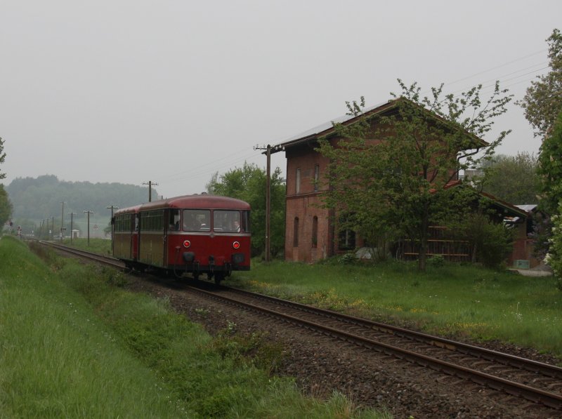 Der VT 98 der PEF am 01.05.2009 auf der Rottalbahn bei Pfarrkirchen. 