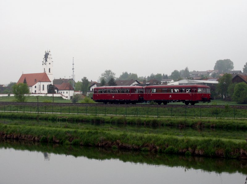 Der VT 98 der PEF am 01.05.2009 auf der Rottalbahn bei Huldsessen.