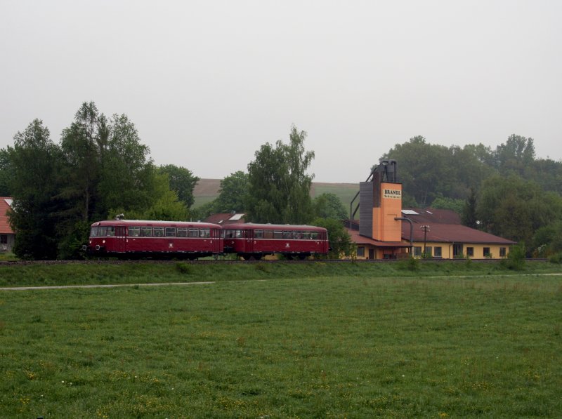 Der VT 98 der PEF am 01.05.2009 auf der Rottalbahn bei Huldsessen.