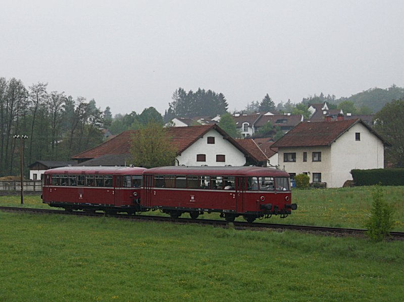Der VT 98 der PEF am 01.05.2009 unterwegs auf der Rottalbahn bei Eggenfelden. 
