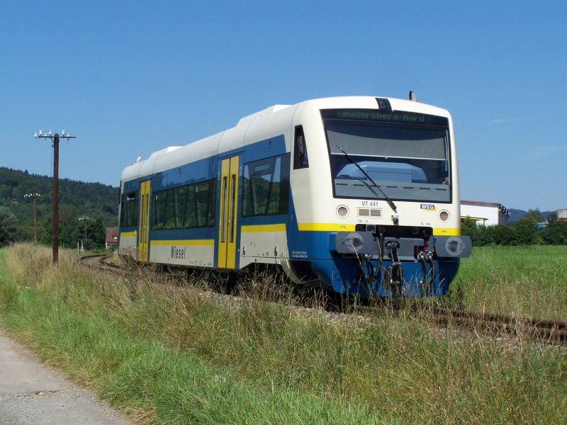 Der VT441 das  Wiesel  der Wrttembergischen Eisenbahn-Gesellschaft WEG, fuhr am 6.August 2007  von Schorndorf nach Rudersberg-Nord.(Wieslauftalbahn)