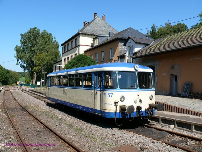 Der VT57 der Hochwaldbahn (HWB) ist ebenfalls ein Uerdinger-Schienenbus aus der Reihe VT98. 
Er zeigt sich hier in Hermeskeil, das von planmigen Zgen schon lange nicht mehr angefahren wird.
-
19.08.09
