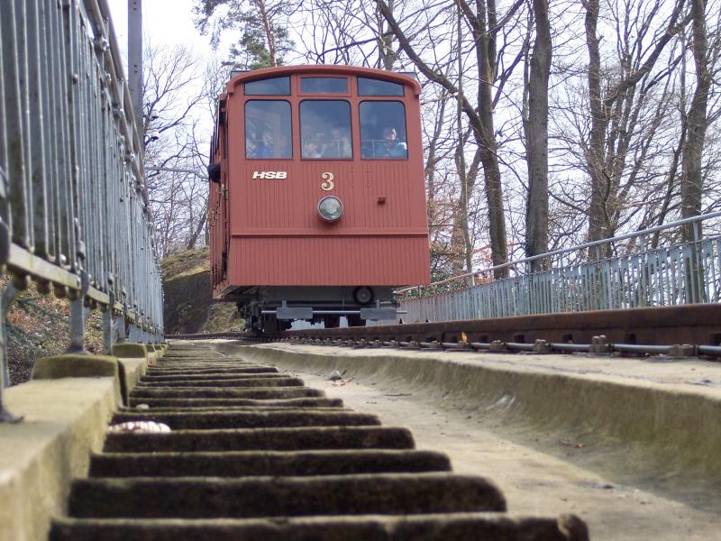 Der Wagen 3 der Heidelberger Bergbahn fhrt in die Station Molkenkur ein am 23.3.2005
