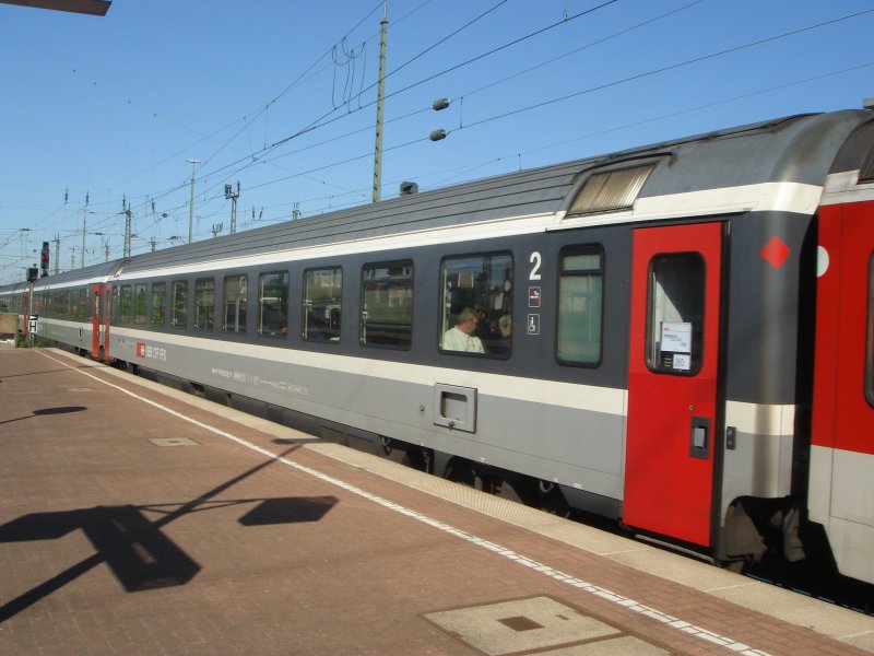 Der Wagenpark vom EC 101. Der Zug besteht aus einen IR-Wagen. Der rest besteht aus SBB Wagen. Aufgenommen am 01.05.07