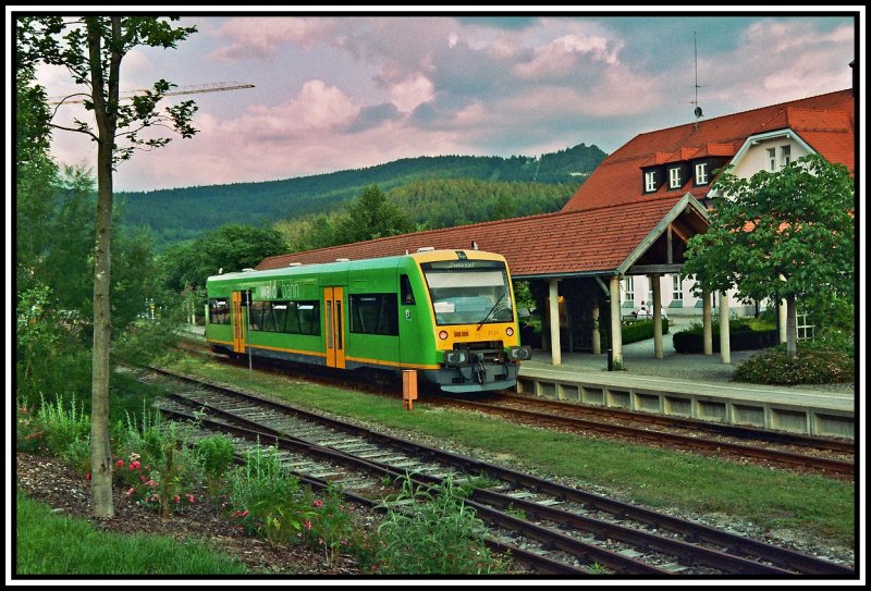 Der Waldbahn-Triebwagen VT24 wartet im Kurort Bodenmeis auf Fahrgste. Der Bahnhof beherbergt das Rathaus und die Touristen-Info.
