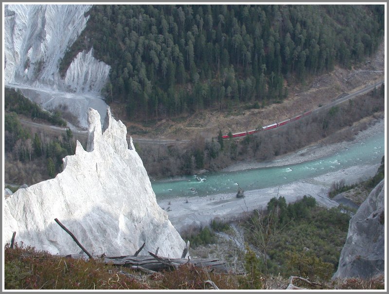 Der Wanderweg fhrt hier ganz nah am Abgrund vorbei mit einer tollen Sicht auf die scharfen Kalkzinnen, die sich hier mit der Erosion gebildet haben. RE 1265 kurz vor Versam-Safien. (26.03.2007)