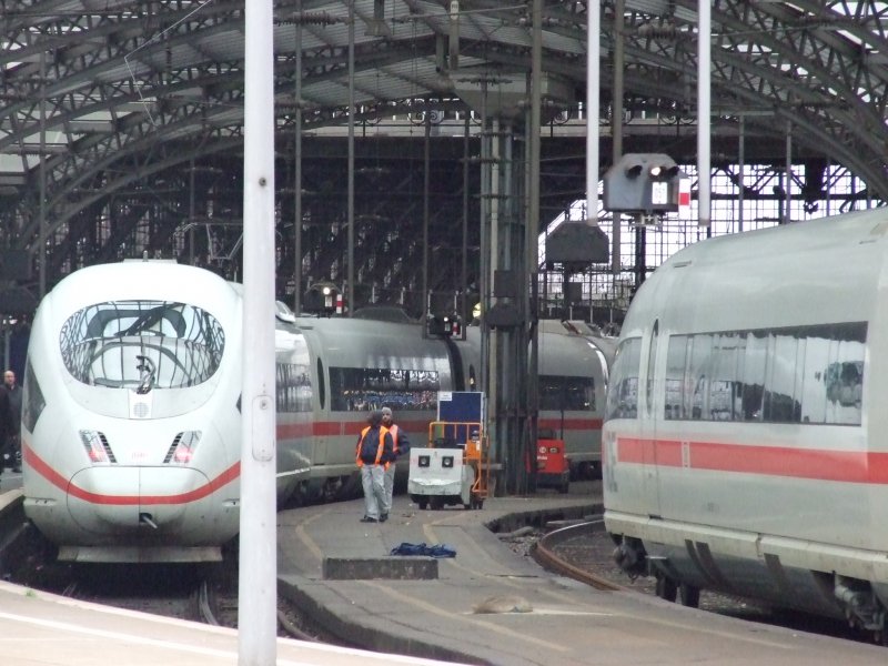 Der eine wartet auf den andern, so wie es ich unner Brderngehrt.
Auf Gleis 5 ICE 508 aus Basel SBB, auf Gleis 6 fhrt gerade ein der ICE 125 aus Amsterdam Centraal.
Kln, der 23.11.08
