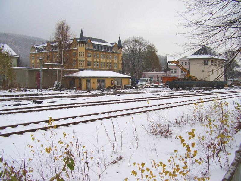 Der Wasserkran hat die Bahnsteigberdachung berlebt. Schwarzenberg am winterlich trben 24.11.05