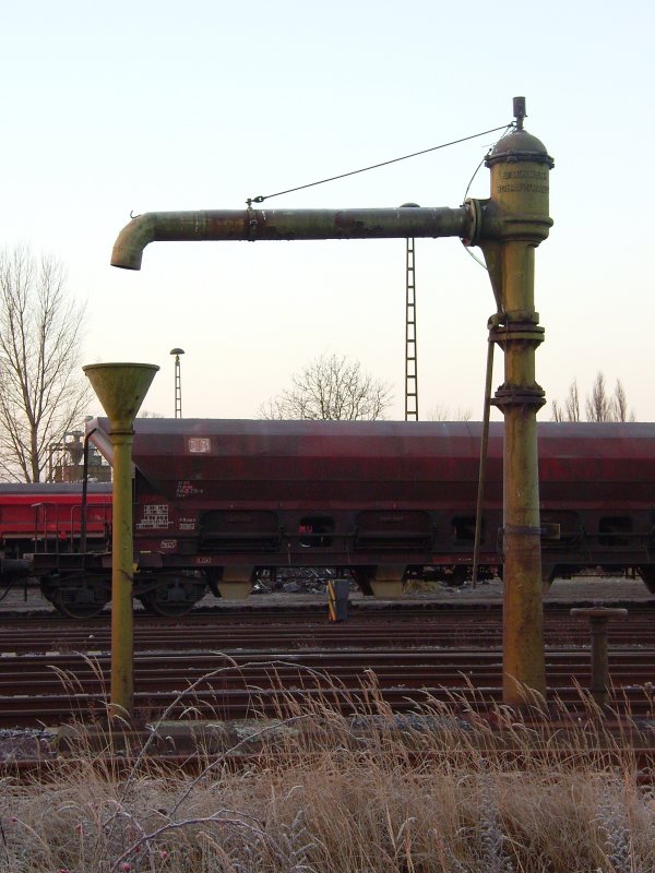 Der Wasserkran wird leider in Haldensleben nicht mehr benutzt,fhrt ja alles mit Diesel....26.12.2008
