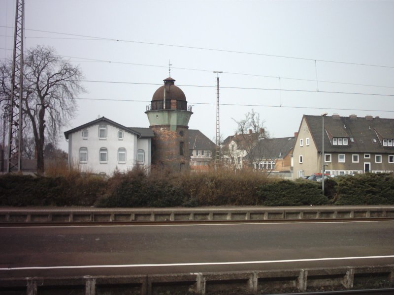 Der Wasserturm im Bf Elze,aufgenommen im Mrz 2004.