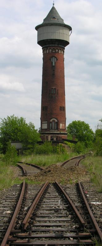 Der Wasserturm in Elstal am Bahntag (21.5.2005). Davor eine symmetrische Außenbogenweiche, längst stillgelegt und inzwischen in Selbstauflösung.