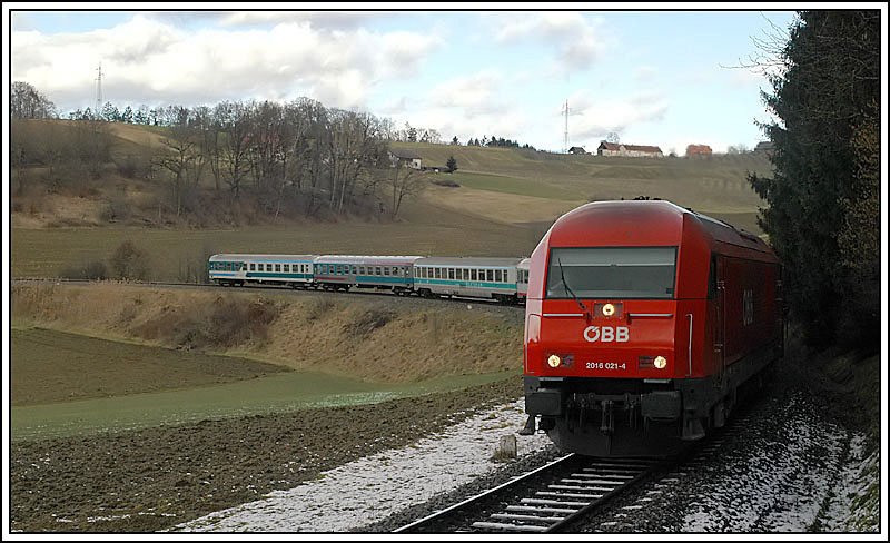 Der wegen der Sperre des Semmerings am 29.1.2007 ber die steirische Ostbahn umgeleitete EC 158 „Croatia“ von Zagreb Glavni Kolod. nach Wien, bespannt mit 2016 021 kurz nach Fehring Richtung Wien beim Anstieg auf den Schauberg. (eh klar – genau da verschwand die Sonne hinter den Wolken)