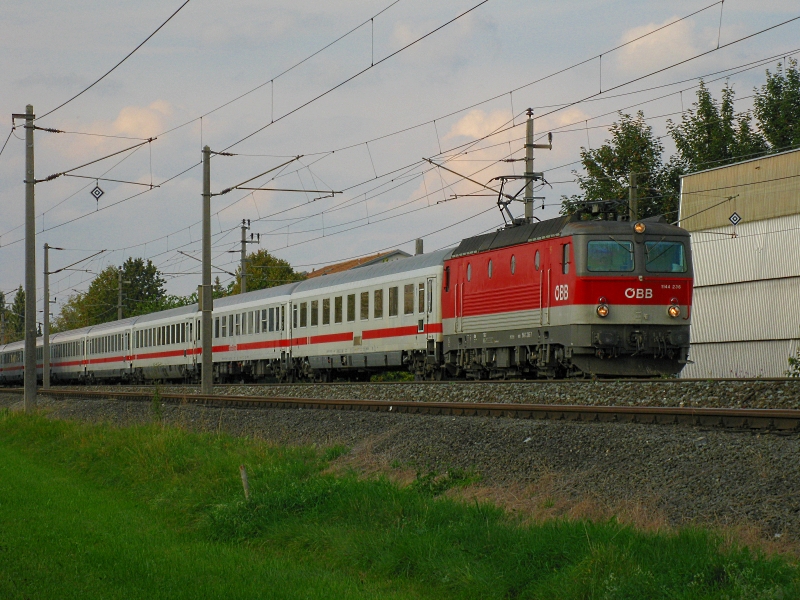 Der Westbahnsauger 1144 236 am IC 119 in Lauterach am 2.10.2009.

Lg
