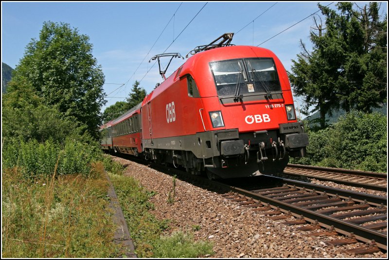 Der  WESTBAHNSTAR  ist auch an diesem Tag nicht pnklich: Die Wiener 1116 275 bringt um 13:42 Uhr den OEC 162  TRANSALPIN  (mit BB Verstrkerwagen an der Zugspitze), von Wien West nach Basel SBB, nach Buchs (SG). Ankunft in Kufstein ist planmig 13:43 Uhr. Mit ca. 10 Minuten wird der Zug Kufstein erreichen.