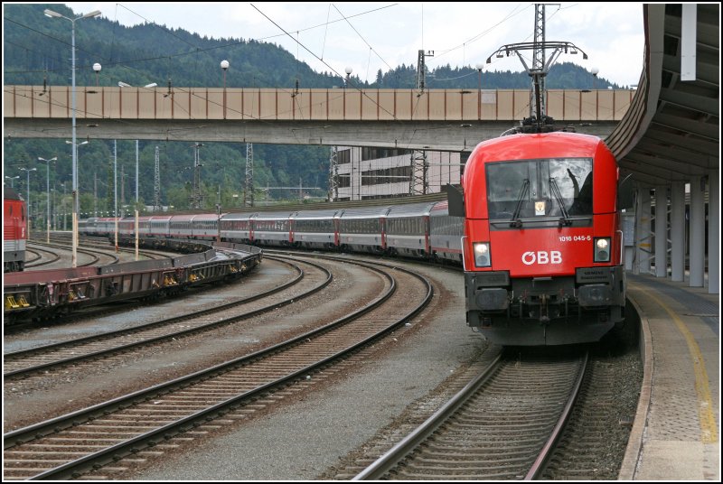 Der  Westbahnstar  ist ein Zug der Superlative! Mit 16 Waggons am Haken rollt die 1016 045 und eine 1116 2. mit dem OEC 162  TRANSALPIN  nach Basel aus dem Bahnhof Kufstein aus. Der Modellbahner bruchte um den Zug darzustellen einen ca. 4.80 Meter langen Bahnsteig und min. 800.- (je nach Hersteller)...